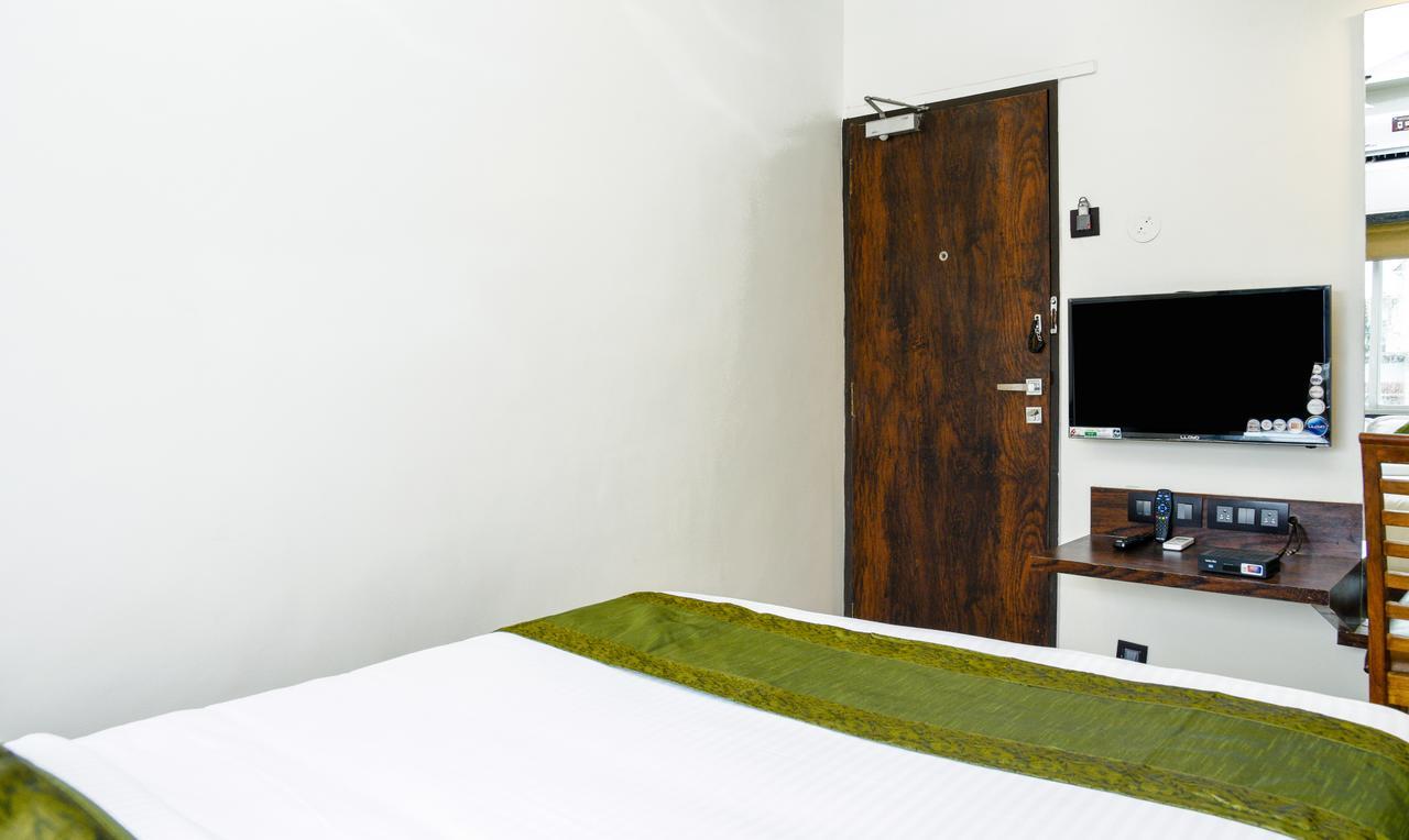 Treebo Malhaar Regency Hotel Chinchvad ภายนอก รูปภาพ