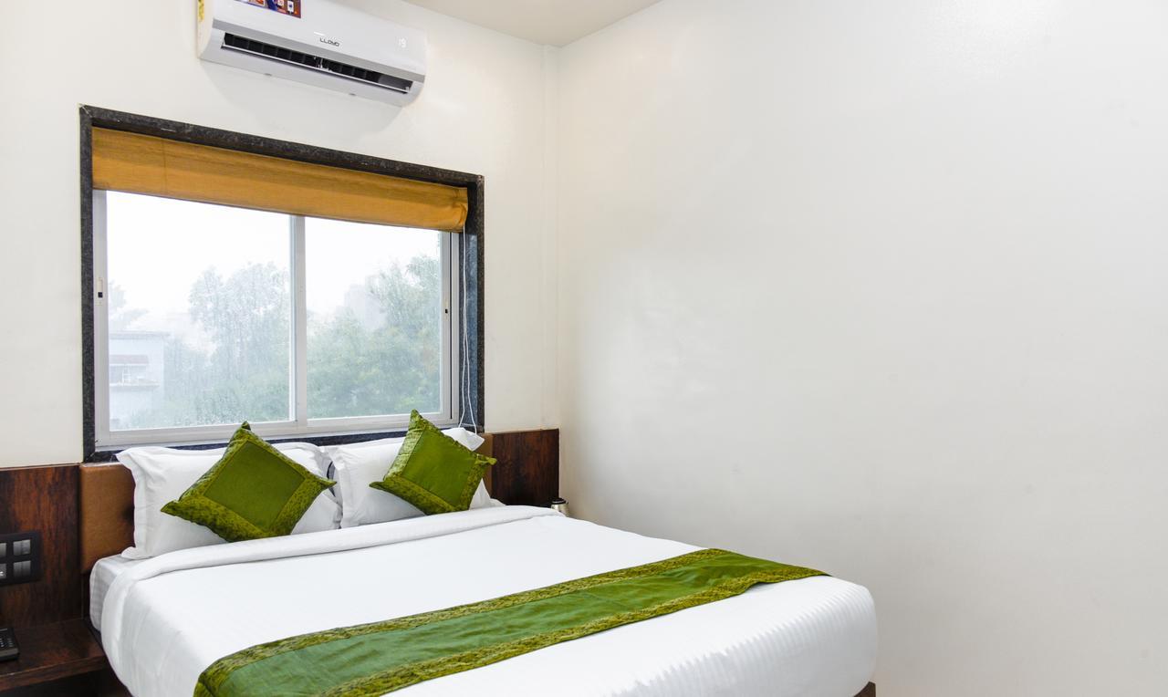 Treebo Malhaar Regency Hotel Chinchvad ภายนอก รูปภาพ