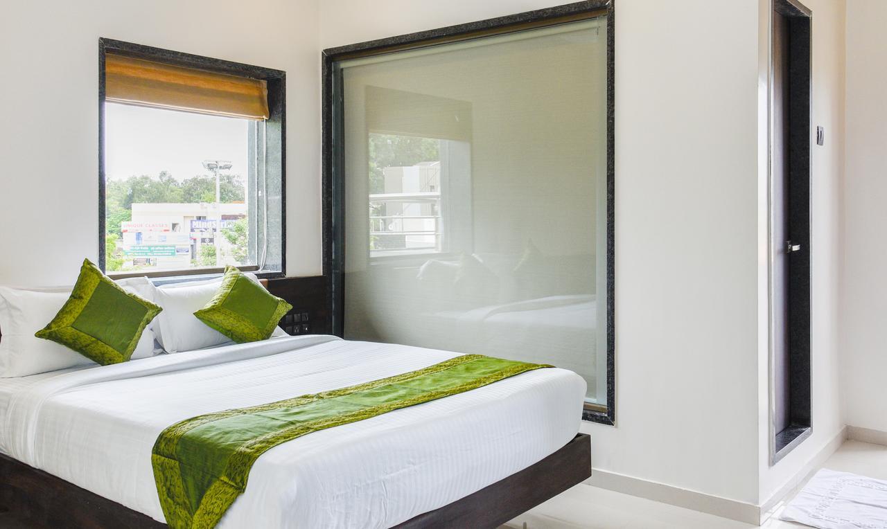 Treebo Malhaar Regency Hotel Chinchvad ภายนอก รูปภาพ