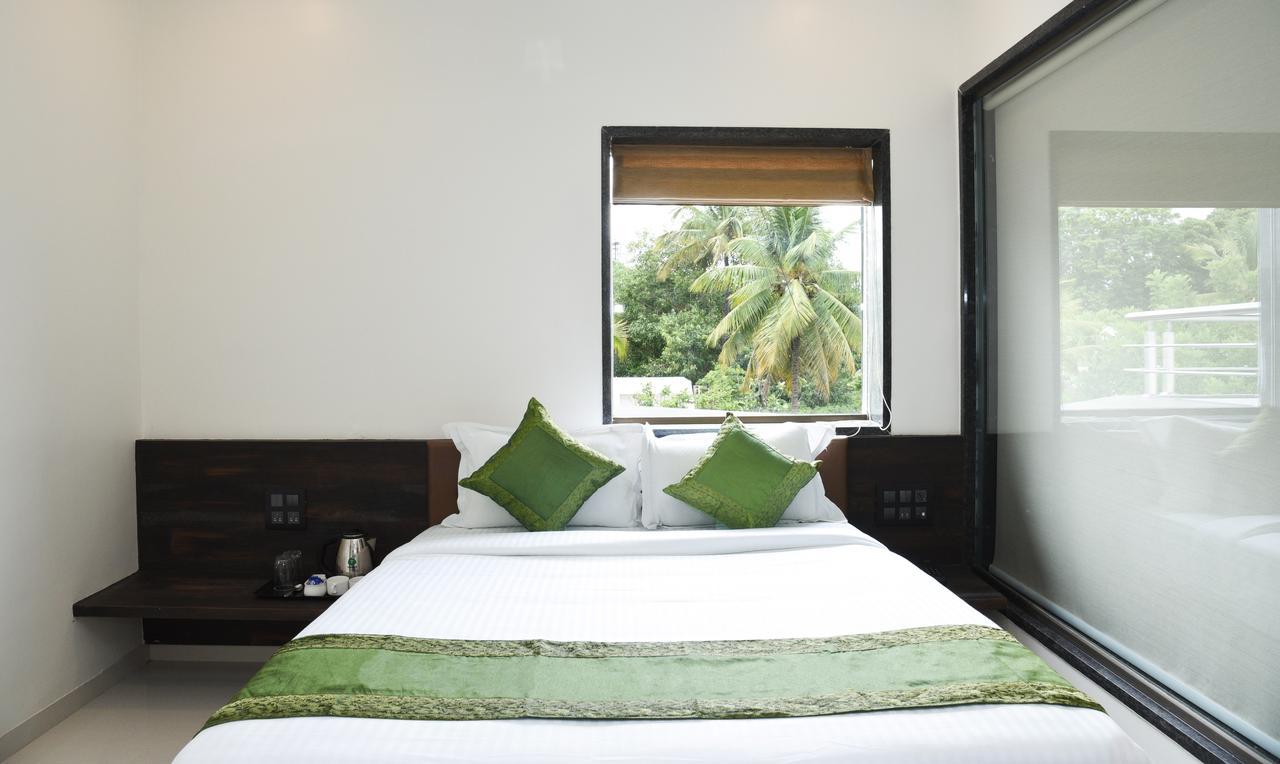 Treebo Malhaar Regency Hotel Chinchvad ภายนอก รูปภาพ