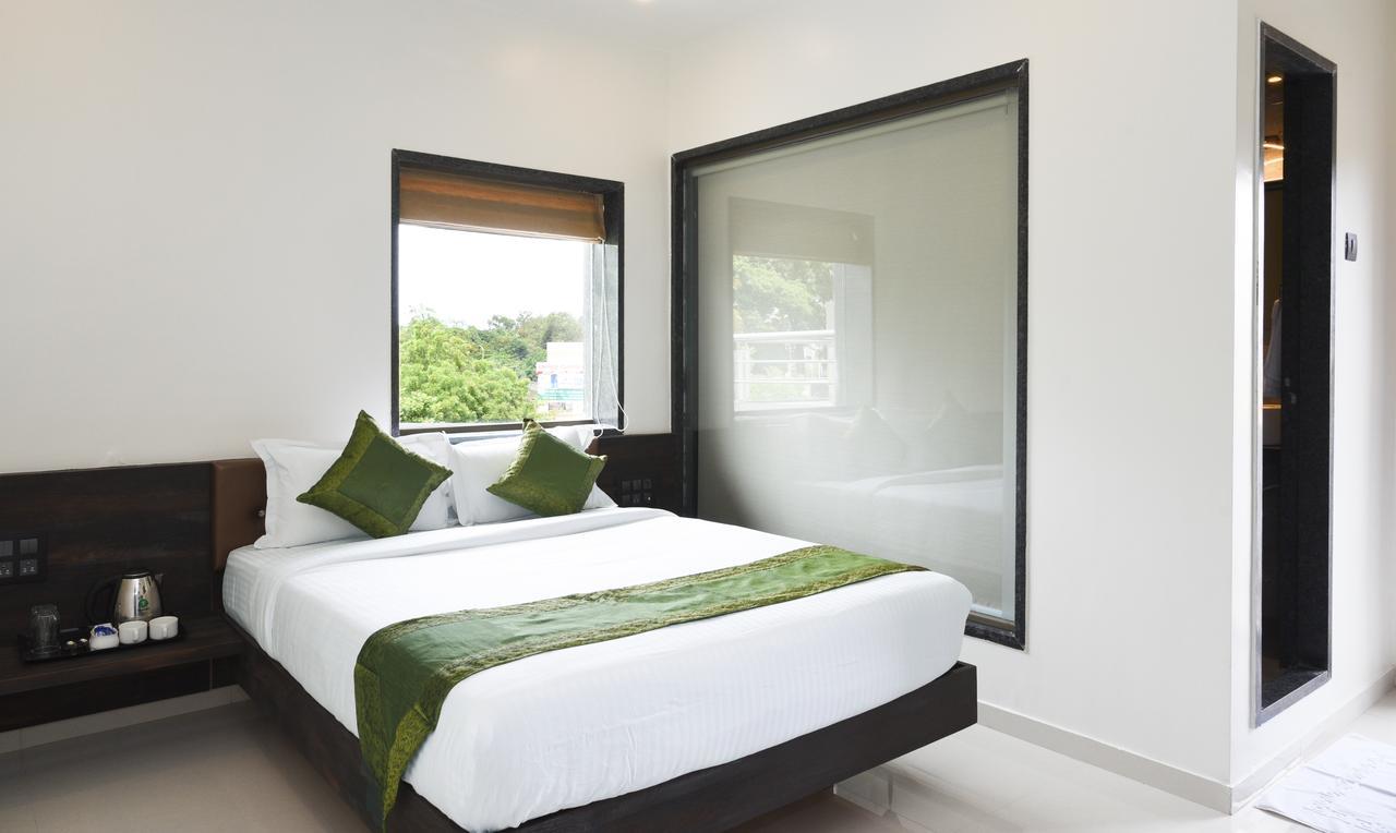 Treebo Malhaar Regency Hotel Chinchvad ภายนอก รูปภาพ
