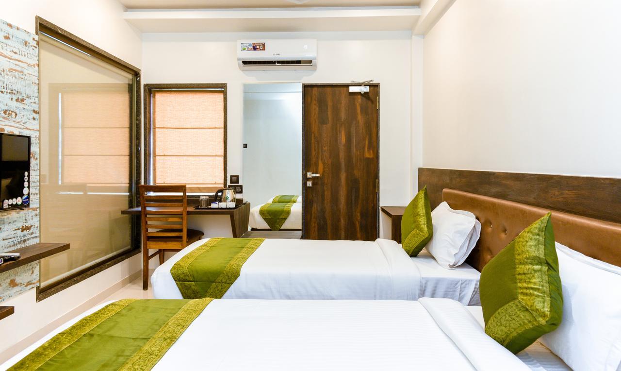Treebo Malhaar Regency Hotel Chinchvad ภายนอก รูปภาพ