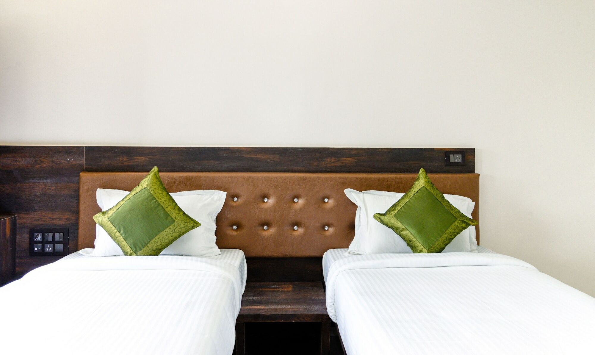 Treebo Malhaar Regency Hotel Chinchvad ภายนอก รูปภาพ