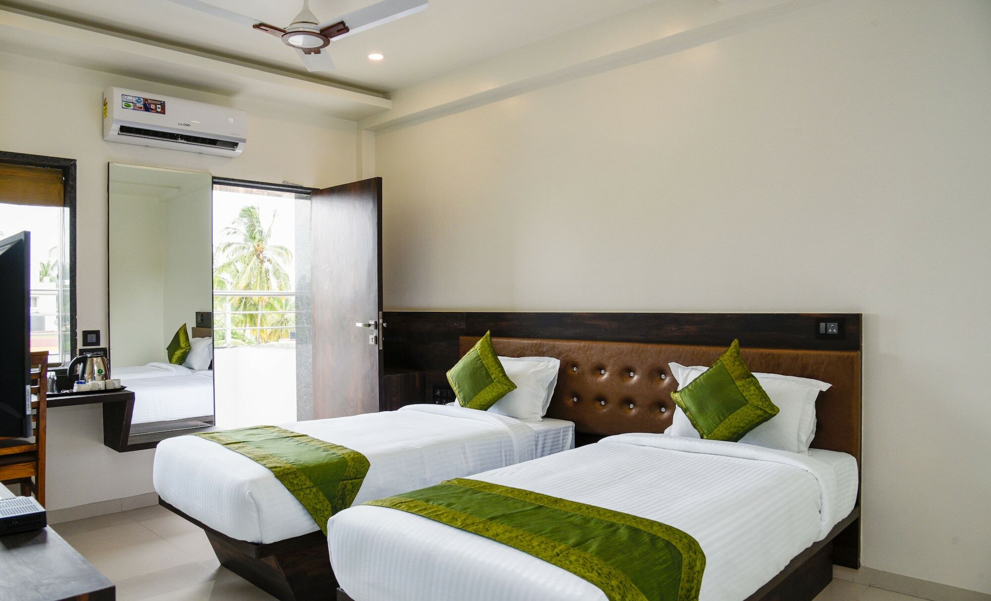 Treebo Malhaar Regency Hotel Chinchvad ภายนอก รูปภาพ